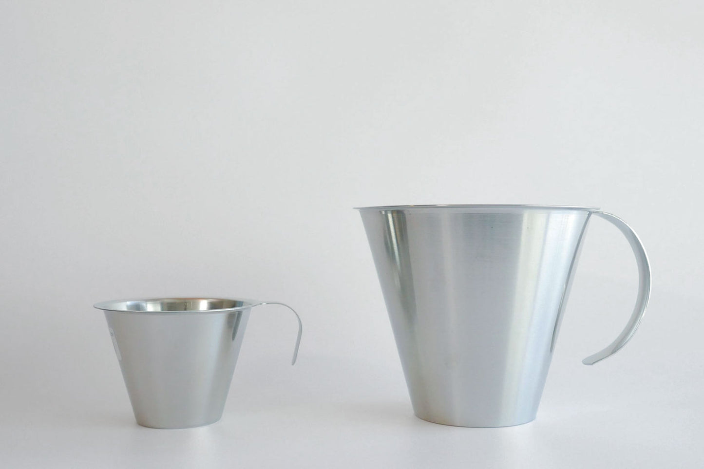 Jonas Measuring jug w/o foot, open handle