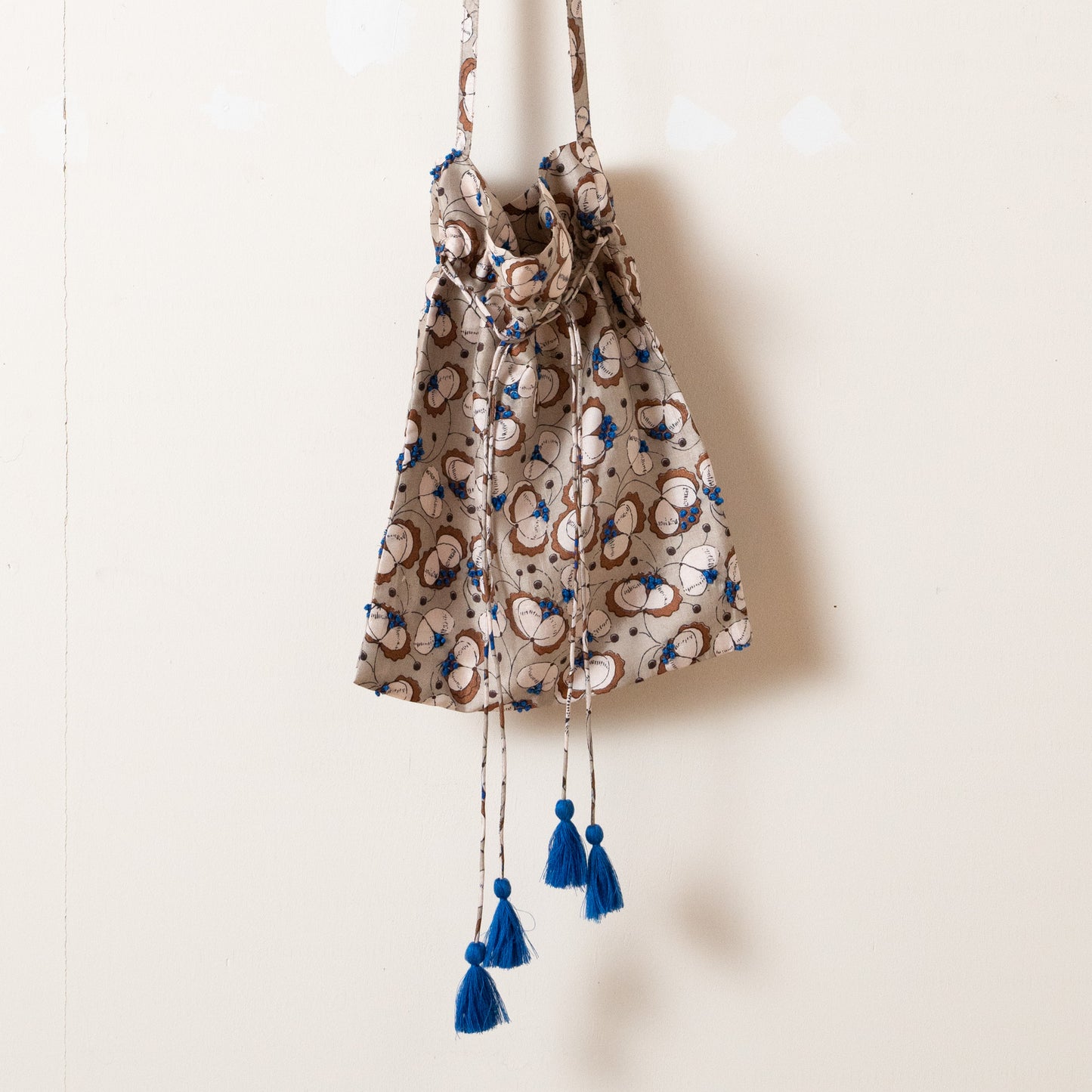 BUNON(ブノン) カディシルク all embroidery drawstring bag 【mocha】