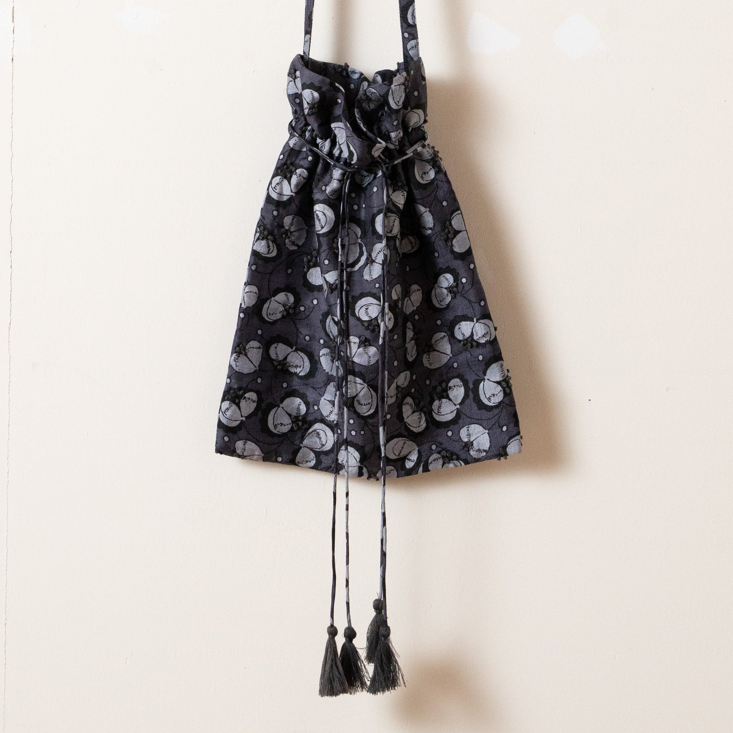 BUNON(ブノン) カディシルク all embroidery drawstring bag 【charcoal】
