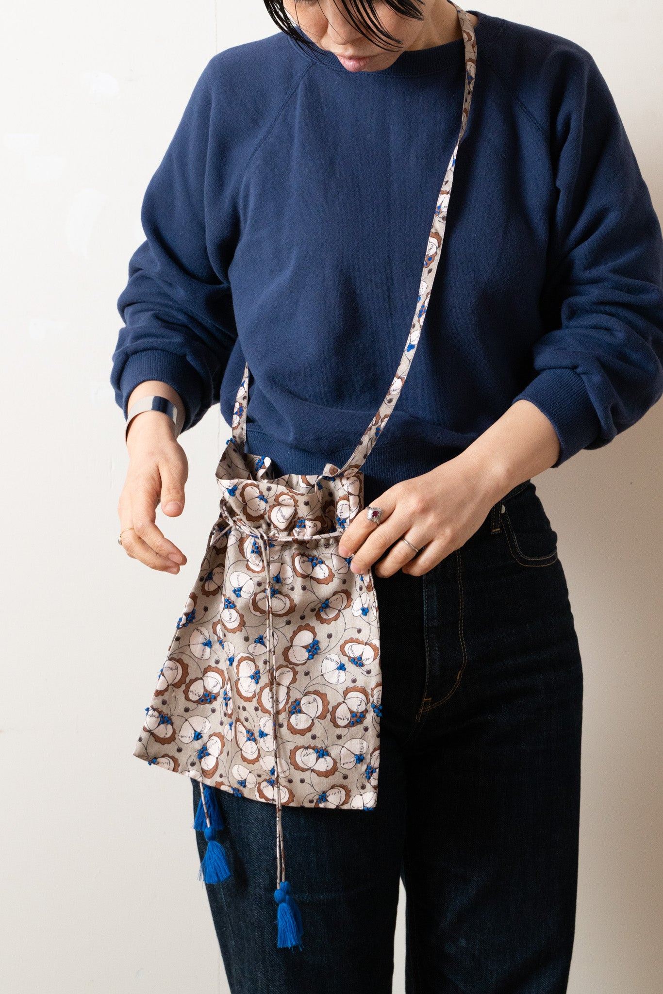 BUNON(ブノン) カディシルク all embroidery drawstring bag 【charcoal】