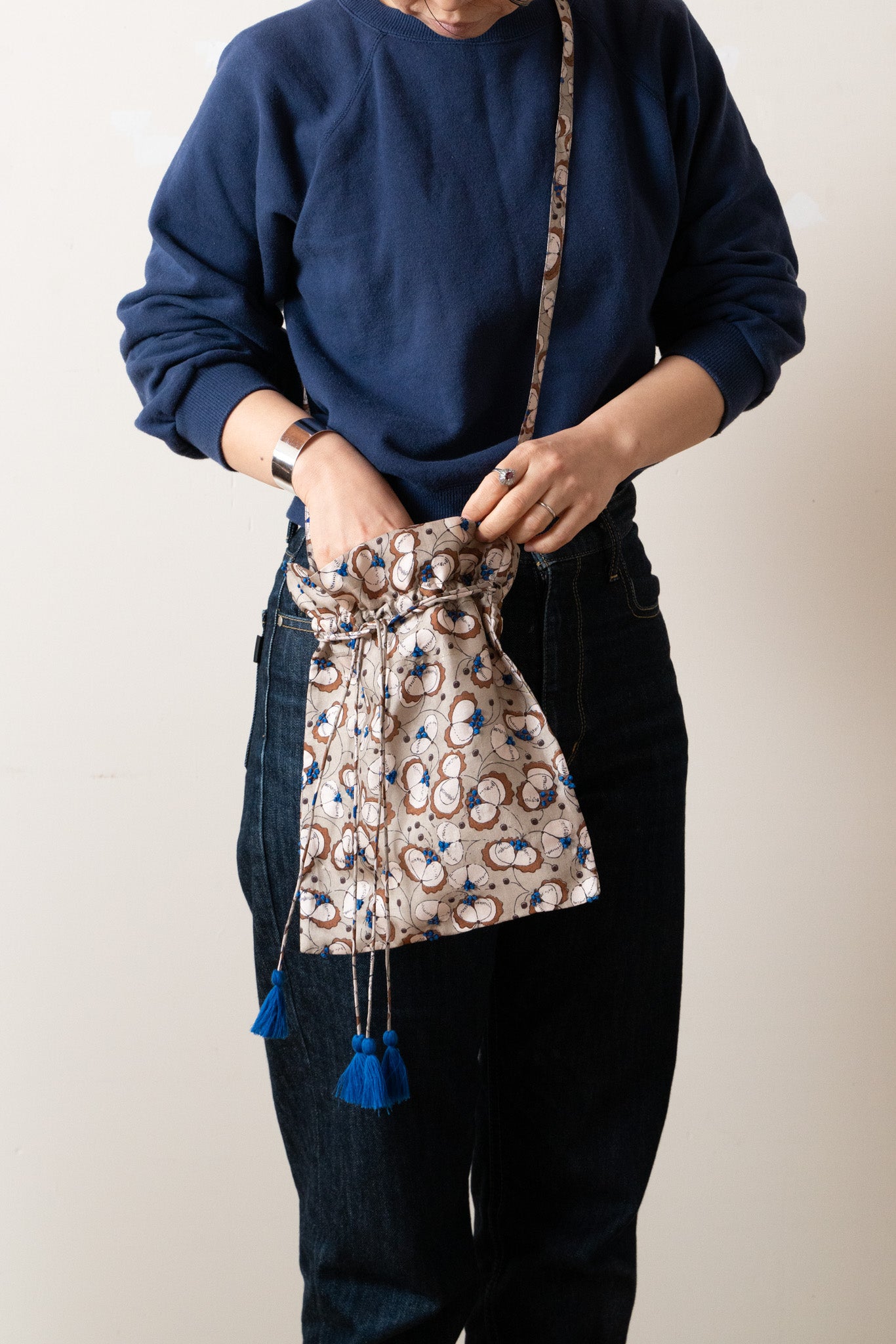 BUNON(ブノン) カディシルク all embroidery drawstring bag 【charcoal】