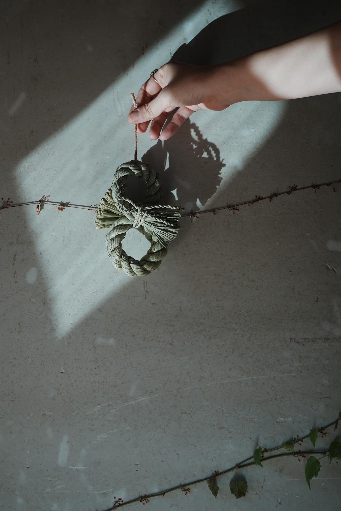 【わらむ】しめ飾り　三拍子