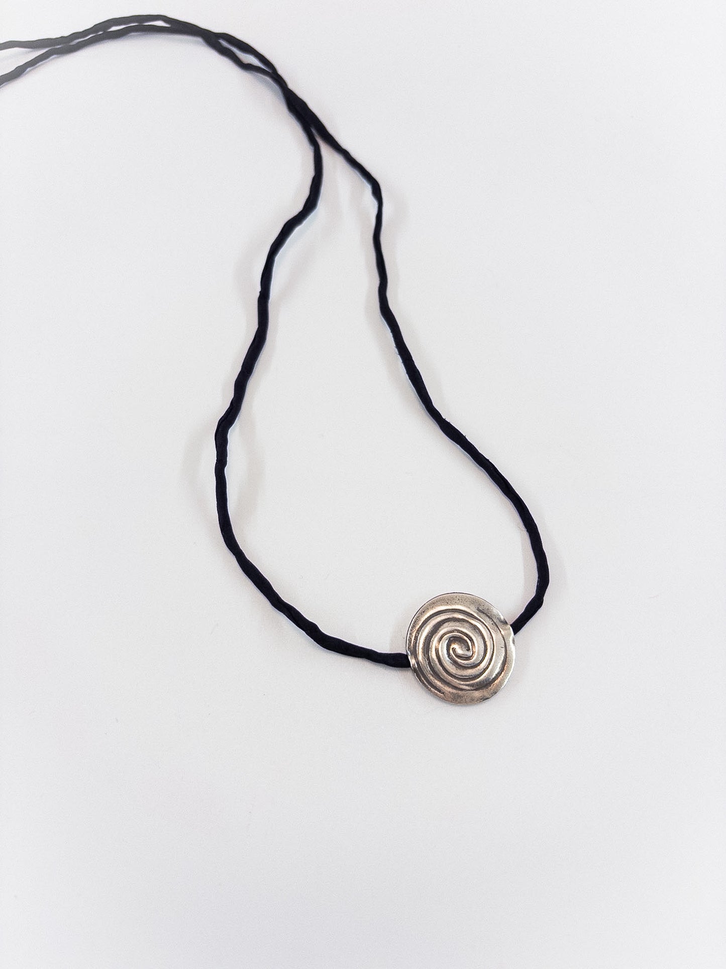 【accessories mau】カレンシルバ シルクコードネックレス　大