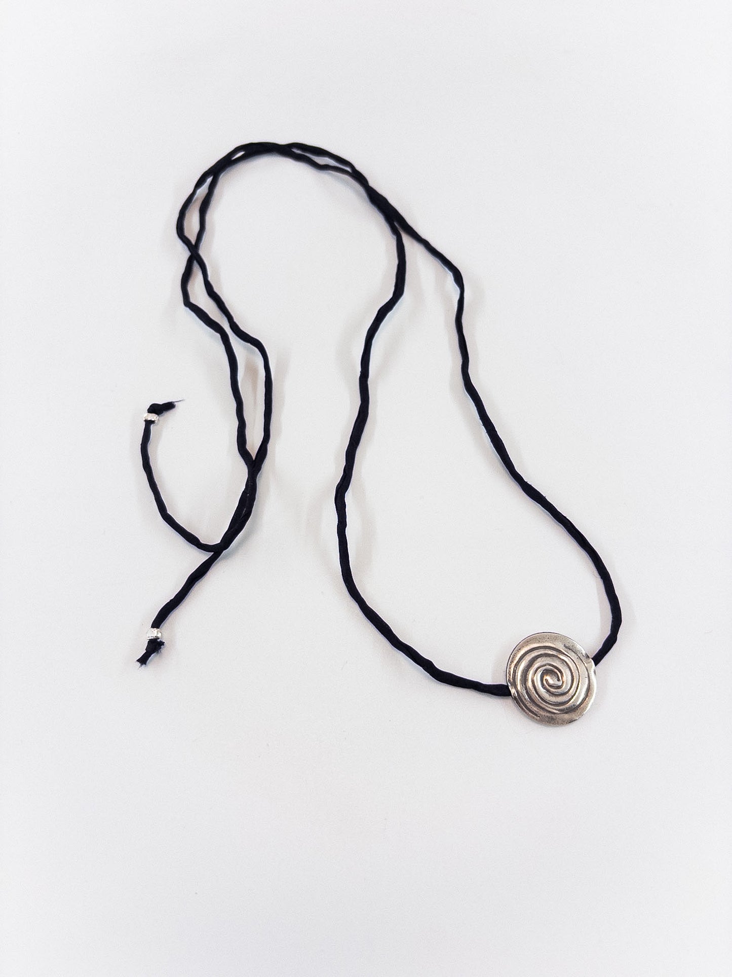 【accessories mau】カレンシルバ シルクコードネックレス　大