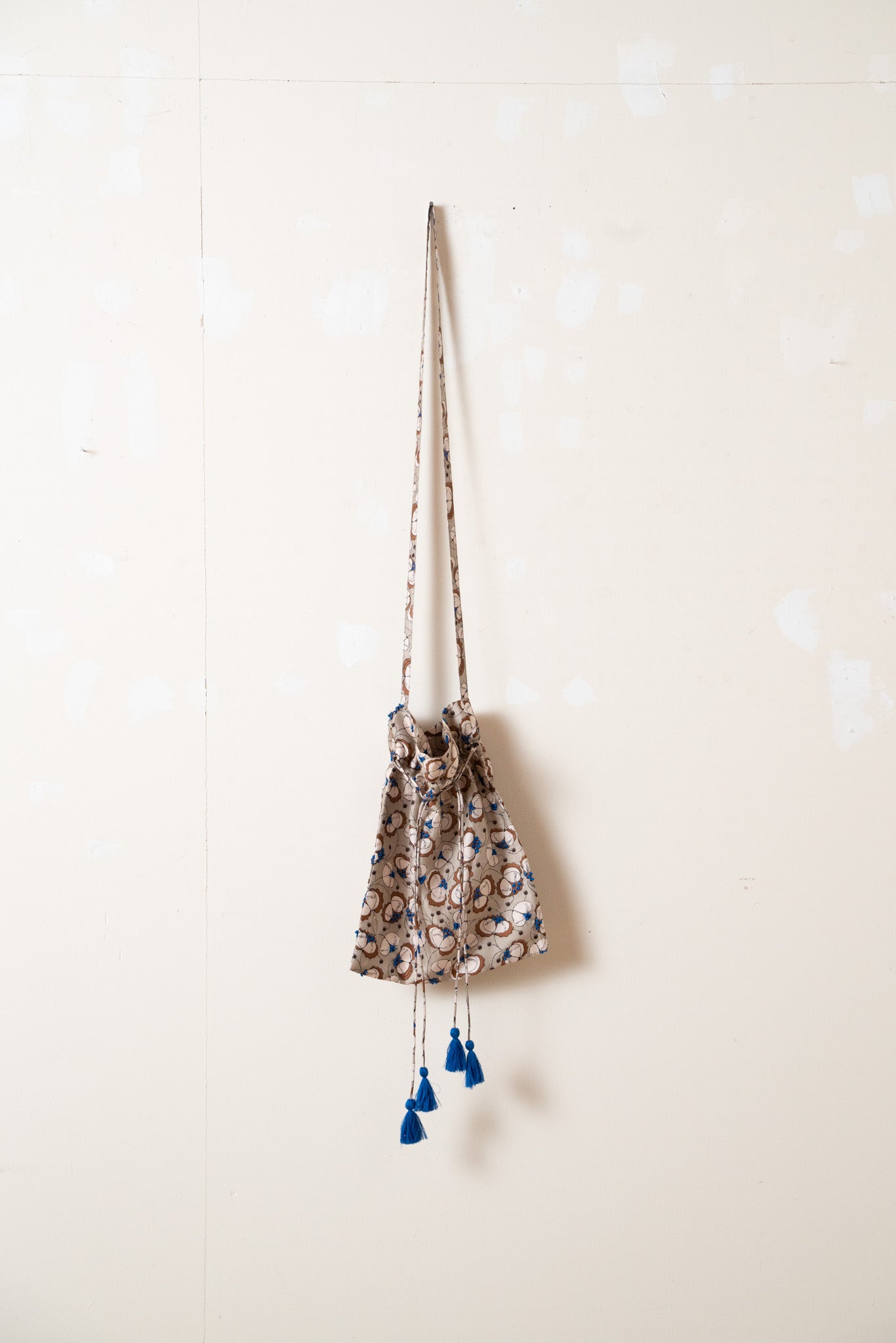 BUNON(ブノン)　カディシルク　all embroidery drawstring bag 【mocha】