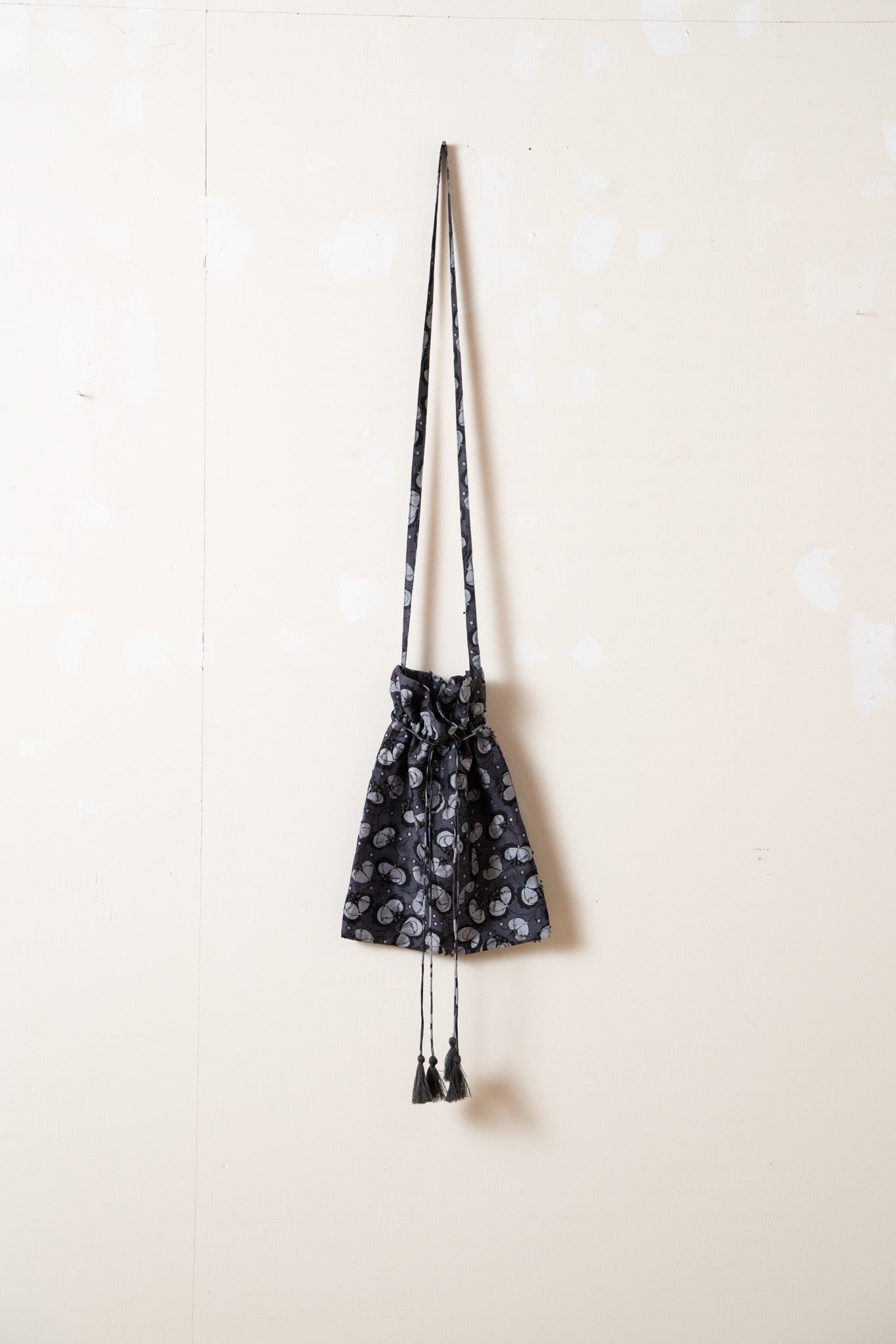 BUNON(ブノン)　カディシルク　all embroidery drawstring bag 【charcoal】